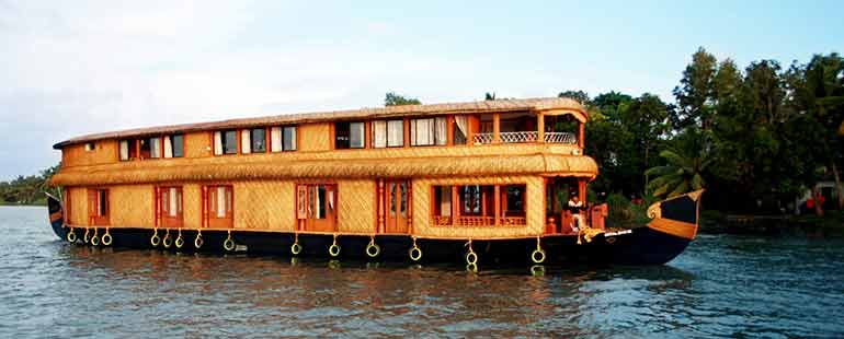 Four-bedroom-kerala-houseboat