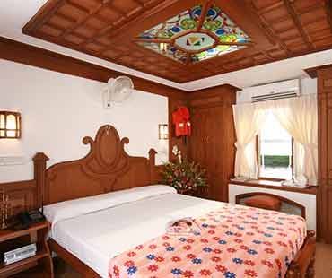 Four-bedroom-kerala-houseboat